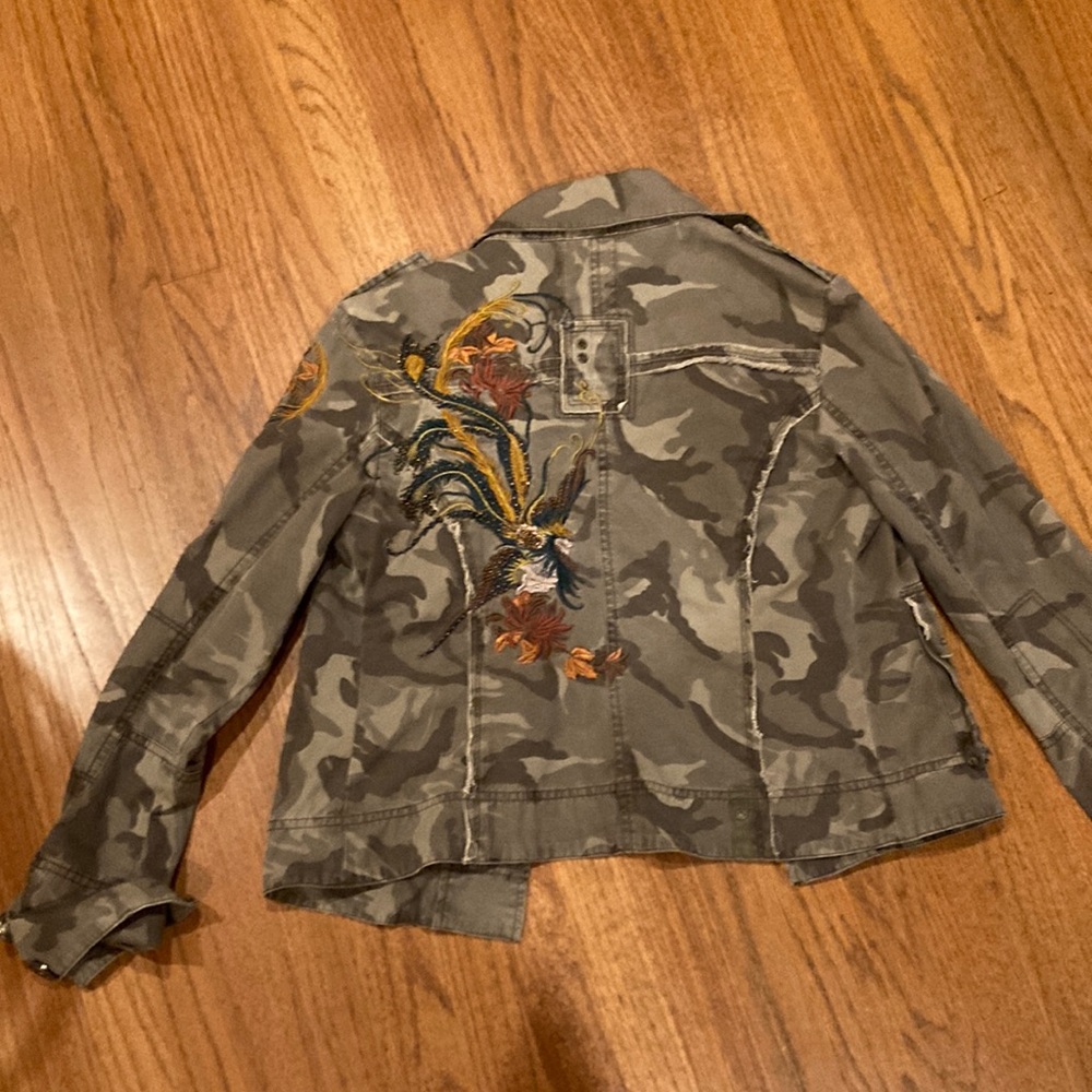 Camo jacket with bird embroidery